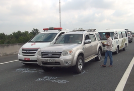 Chó chạy rông trên cao tốc khiến 3 ô tô tông liên hoàn