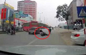 Clip: Học sinh đi xe đạp điện đánh rơi mũ bảo hiểm gây tai nạn thót tim