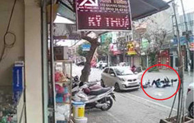 Clip: Mở cửa ôtô bất cẩn, 'đốn' ngã 2 học sinh đi xe đạp điện