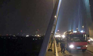 Đứng vệ sinh trên cầu Nhật Tân, người đàn ông rơi xuống sông Hồng mất tích