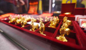 Ngày Thần Tài: Khách xếp hàng mua gà mái vàng để 'đẻ trứng'