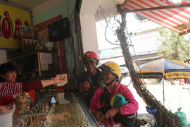 Người dân Tây Nguyên địu con đi mua gà vàng ngày Thần tài