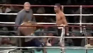 Những pha giơ mặt cho đối phương đấm ngốc nghếch nhất làng boxing thế giới