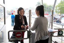 Video: Người Hà Nội xếp hàng mua vé đi buýt nhanh BRT