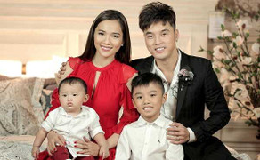 Vợ chồng Ưng Hoàng Phúc hạnh phúc bên 2 con trai đáng yêu