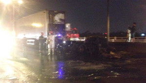 Xe container cháy trơ khung trên cầu Thanh Trì