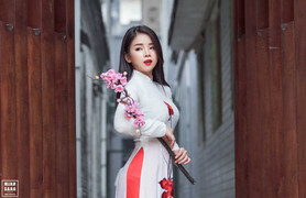 Nữ DJ xinh đẹp đằm thắm trong tà áo dài đi lễ chùa đầu năm