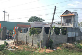 Bé 7 tháng tuổi cùng mẹ chết trong tư thế treo cổ