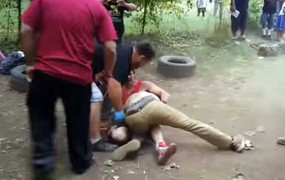 Cảnh thực chiến hiếm thấy giữa đô vật và võ sĩ boxing