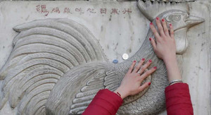 Chen chúc sờ tượng cầu may trong lễ hội đầu năm ở châu Á