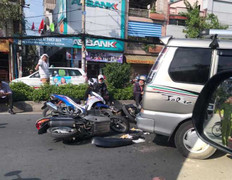 Ô tô 'điên' tông hàng loạt xe máy trên phố Sài Gòn