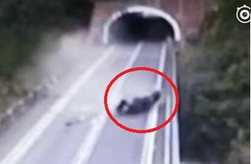 Ôtô nát bét sau khi lộn 5 vòng, tài xế bước ra như không có chuyện gì