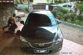 Cướp xông vào nhà giật đồ chỉ trong 20 giây