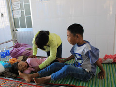 16 người nhập viện cấp cứu nghi ngộ độc thức ăn