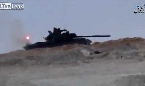 Cú thoát thân ngoạn mục của xe tăng T-62M khị tên lửa TOW tấn công