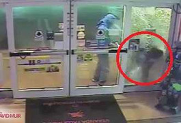 Đập mãi không vỡ kính cường lực, 2 tên cướp tức điên