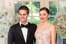 Miranda Kerr kể chuyện chăn gối tế nhị khi yêu tỷ phú Snapchat