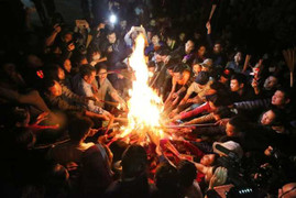 Video: Háo hức xin lửa sân đình, 'lấy đỏ' đầu năm