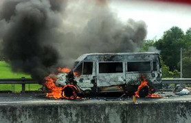 Xe 16 chỗ cháy đỏ rực trên cao tốc TP.HCM – Trung Lương