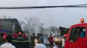 Cháy lớn ở Bến Tre, 1 căn nhà và 4 xe tải bị thiêu rụi