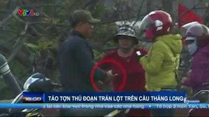 Clip: Lưu manh trắng trợn trấn lột người đi đường trên cầu Thăng Long