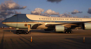 2 máy bay lạ tiếp cận nguy hiểm chuyên cơ của ông Trump