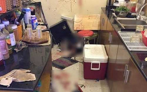 Người đàn ông bị chém gần lìa tay chân trong quán cà phê