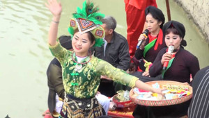 Video: Liền anh, liền chị hát mời trầu, nhận tiền ở hội Lim