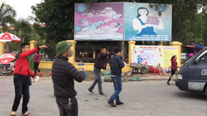 Video: Sốc với mức giá 'trên trời' của vé gửi xe hội Lim