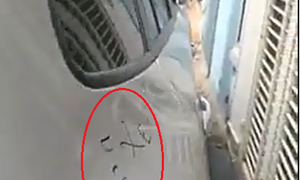 Chủ nhà bức xúc viết ‘đỗ xe ngu’ lên chiếc ôtô chắn ngang cổng nhà