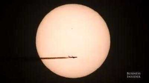 Tròn mắt xem khoảnh khắc máy bay bay qua Mặt trời ngoạn mục