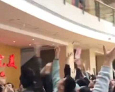 Giám đốc tung tiền cho nhân viên bắt đầu năm khiến dân mạng 'dậy sóng'