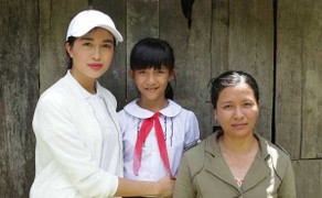 Lệ Hằng không ngại đường xa đi trao nhà cho người dân Quảng Nam