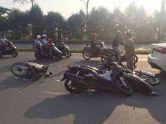 Nữ tài xế xe hơi húc văng hàng loạt xe máy trên phố Sài Gòn