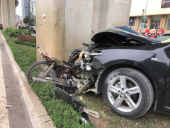 Xe Camry tông nát xe máy giữa Thủ đô, hai người bị thương nặng