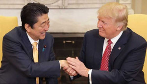 19 giây bắt tay kỳ lạ giữa ông Donald Trump và ông Shinzo Abe