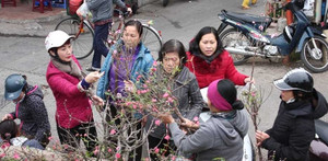 Ảnh: Dân Thủ đô tất bật mua sắm đồ lễ cúng rằm tháng Giêng