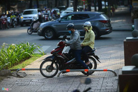 Barie vỉa hè Sài Gòn bị người dân vô hiệu hóa