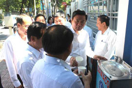 Bí thư Đinh La Thăng uống nước tại vòi công cộng
