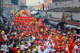Hàng vạn người đổ ra đường trong lễ hội lớn nhất miền Nam