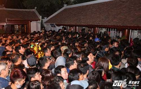 Nửa đêm chen lấn, xô đẩy vào đền Trần dâng lễ cầu lộc