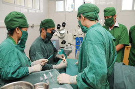 20 bác sỹ căng mình cứu bé trai có 4 chân, 2 dương vật