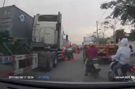 Clip: Xe máy chở hàng cồng kềnh cố vượt container, suýt mất mạng
