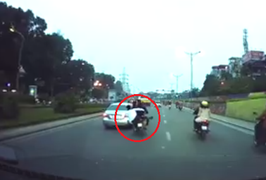 Clip: Xe máy kẹp 3 phóng nhanh phanh gấp, nam thanh niên ngã ra đường