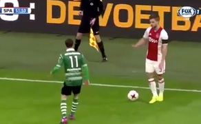 Cầu thủ xấu tính, dùng đồng đội bị thương đánh lừa đối thủ