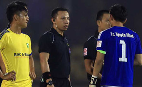 Chủ tịch SLNA : Trọng tài Trung Kiên cố tình công nhận bàn thắng