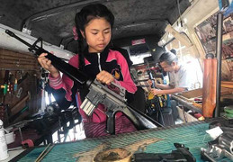 Clip: Bé gái 12 tuổi tháo lắp súng cực nhanh, thuần thục hơn cảnh sát