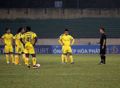 Dấu ấn vòng 5 V-League: Công Phượng ghi bàn, trọng tài lại bị đình chỉ công tác