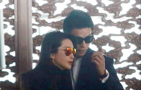 Lý Băng Băng âu yếm tình trẻ kém 15 tuổi ở sân bay