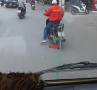 Xôn xao clip xe máy kéo ôtô hết xăng đi trên phố Hà Nội